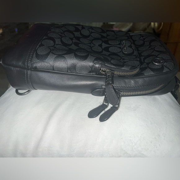 Coach Gotham Pack, color black. Over the shoulder. Authentic - Picture 4 of 16